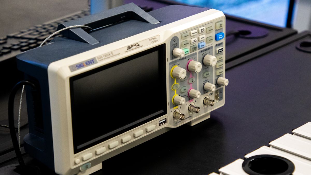 Digital oscilloscope on a verification test bench